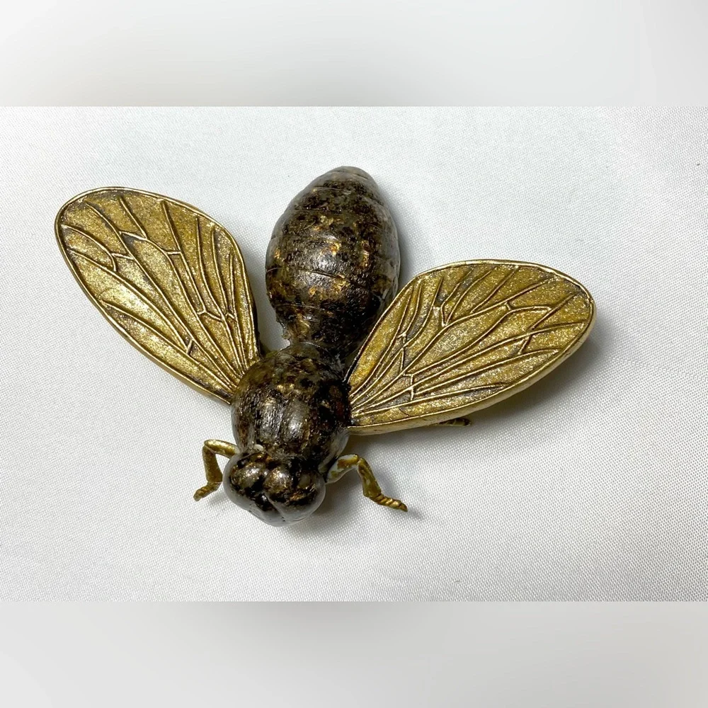 Figure resin  bee / fly in gold color